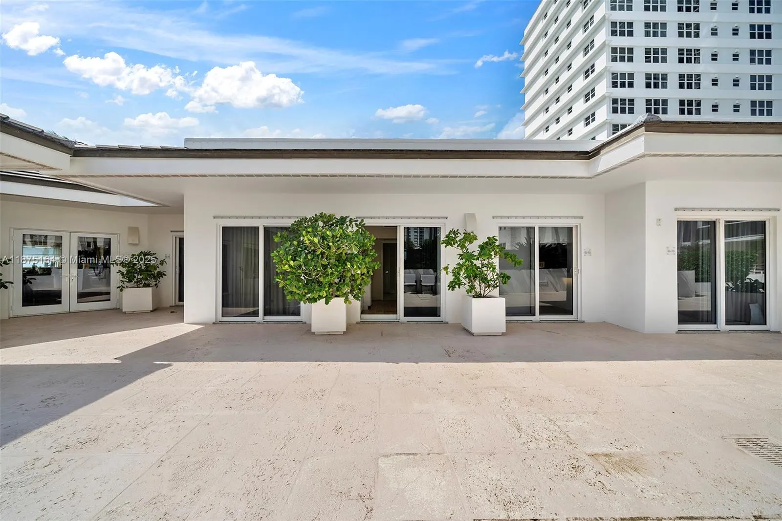 4775 Collins Ave, #CA-A14