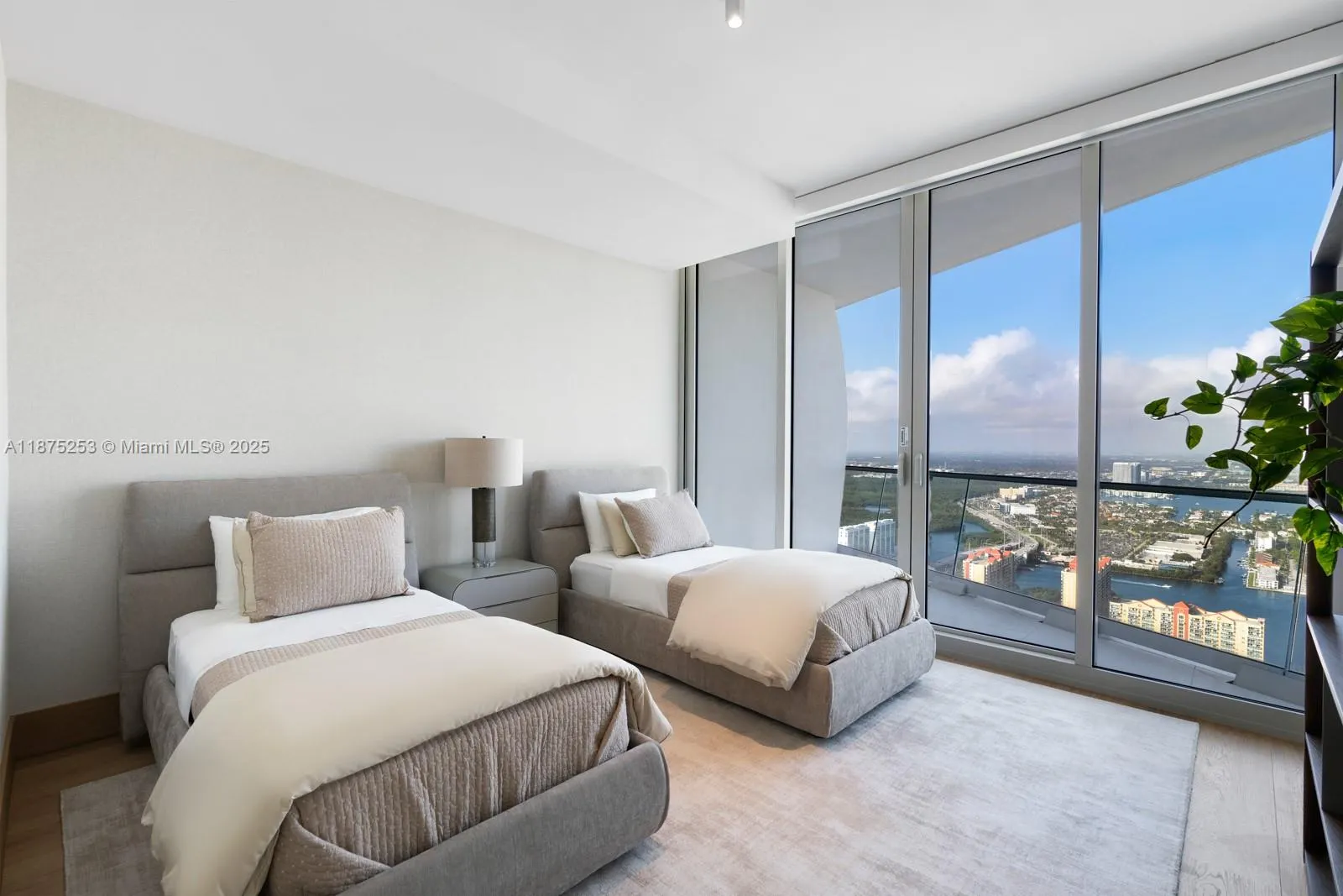 16901 Collins Ave, #5105