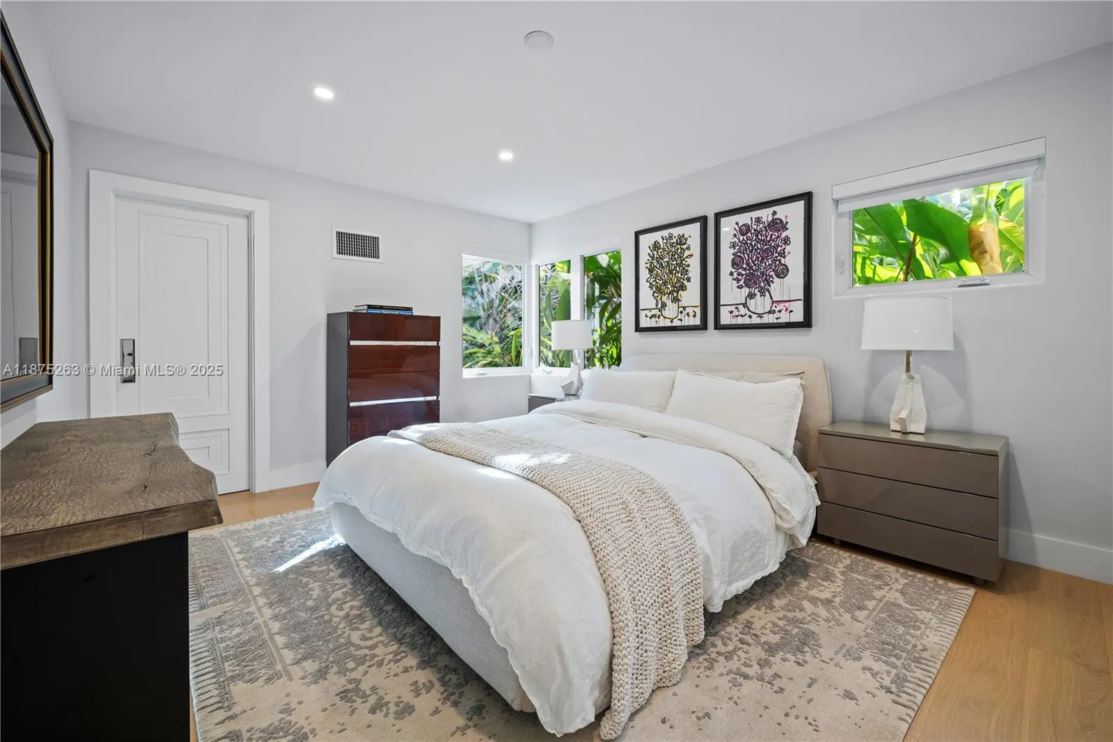 617/625 E Dilido Dr