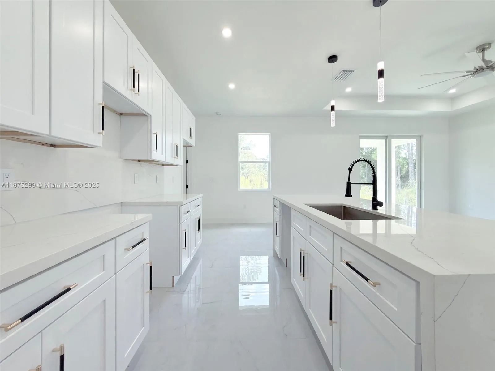 1416 W DESOTO AVE