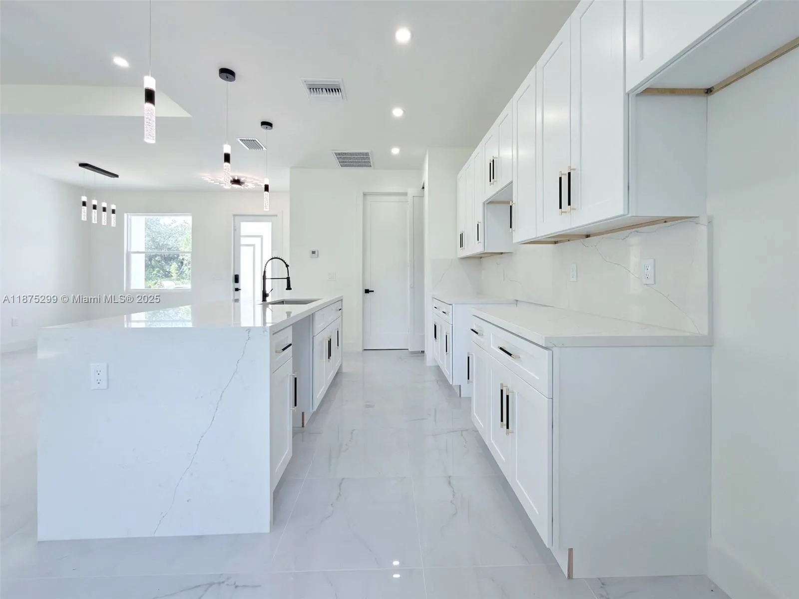 1416 W DESOTO AVE