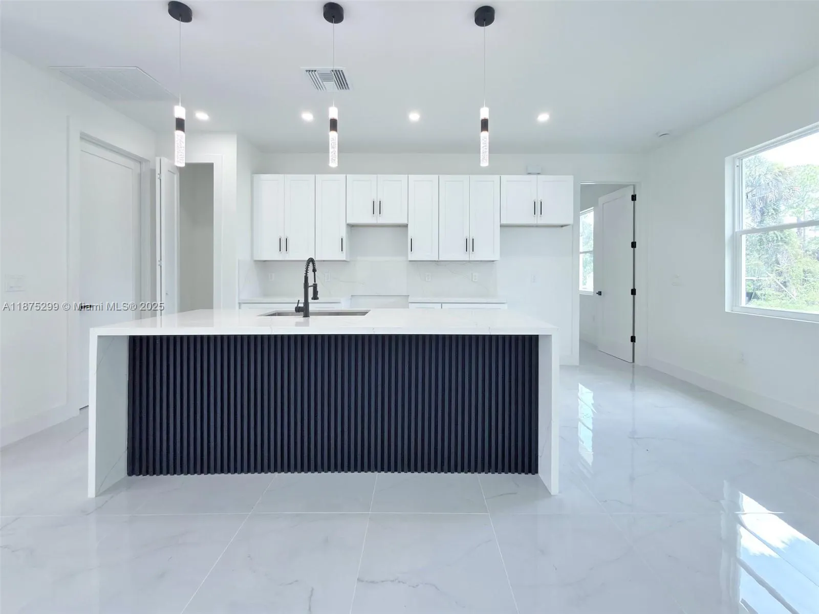 1416 W DESOTO AVE