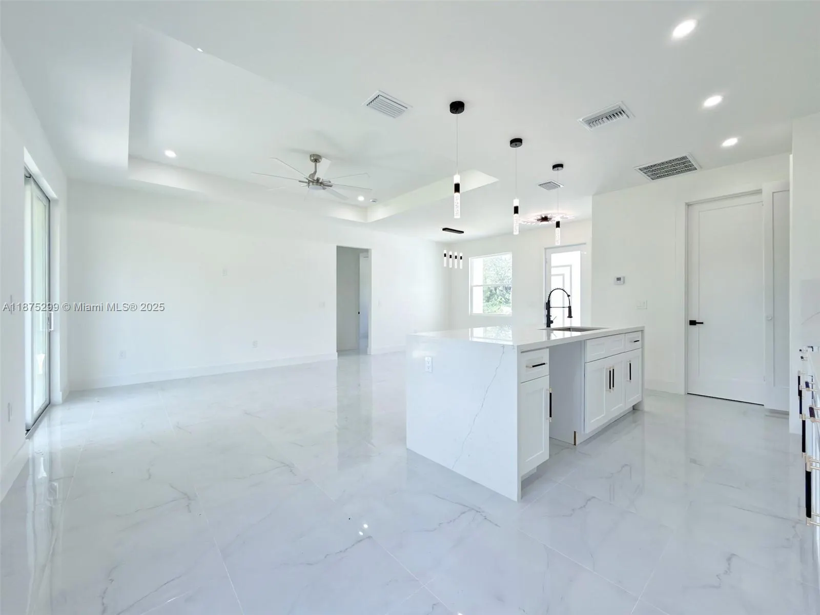 1416 W DESOTO AVE