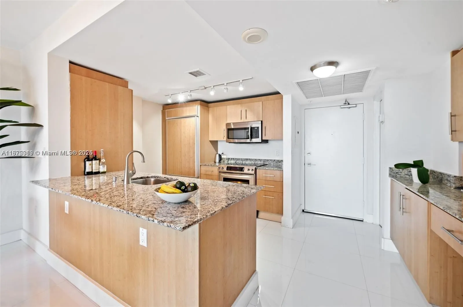 10275 Collins Ave, #526