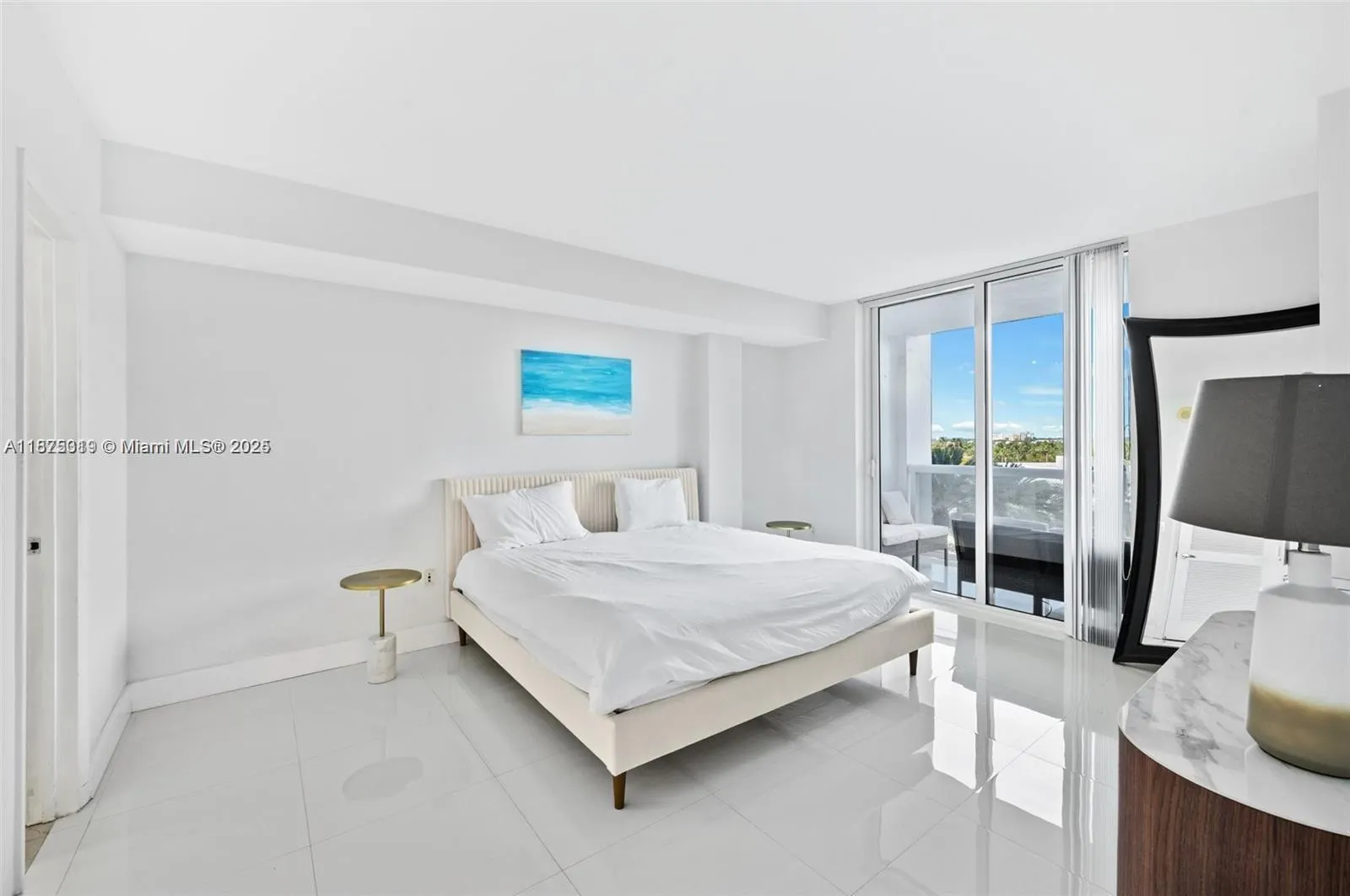 10275 Collins Ave, #526
