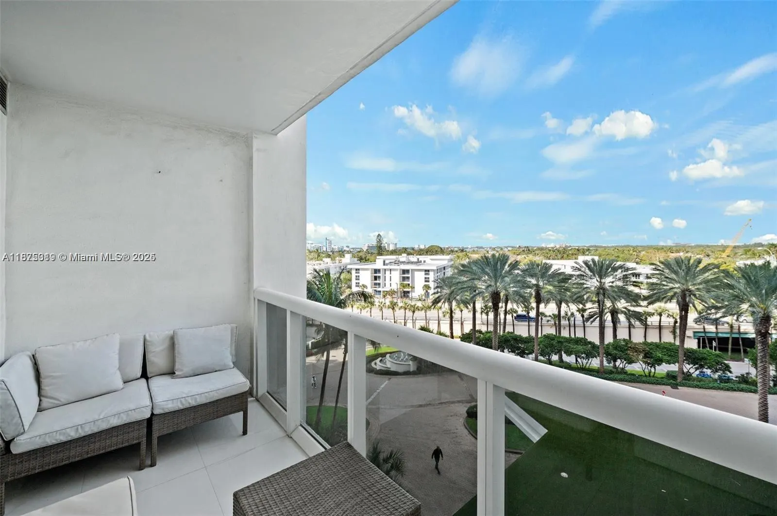 10275 Collins Ave, #526