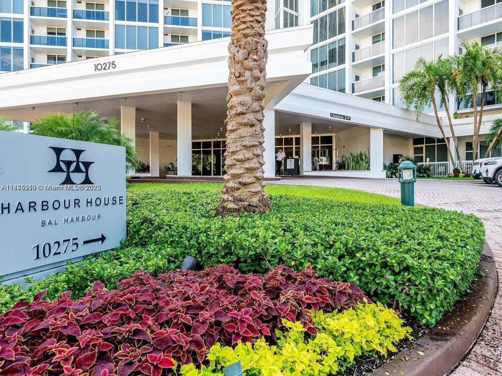 10275 Collins Ave, #526