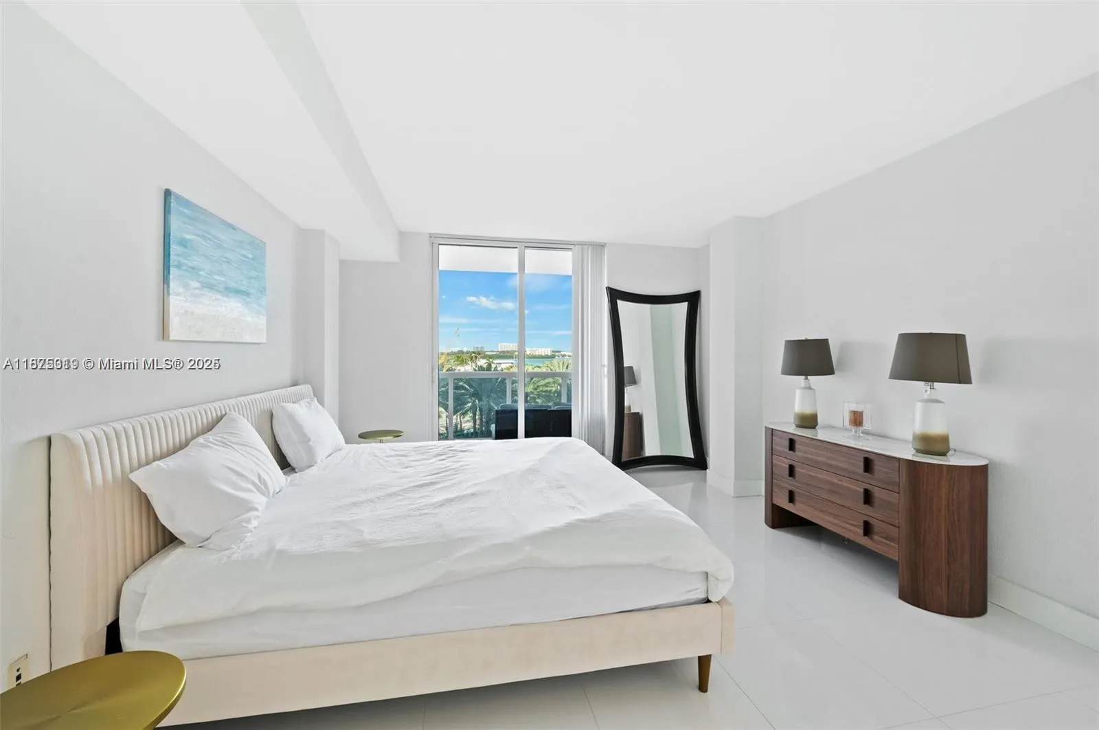 10275 Collins Ave, #526