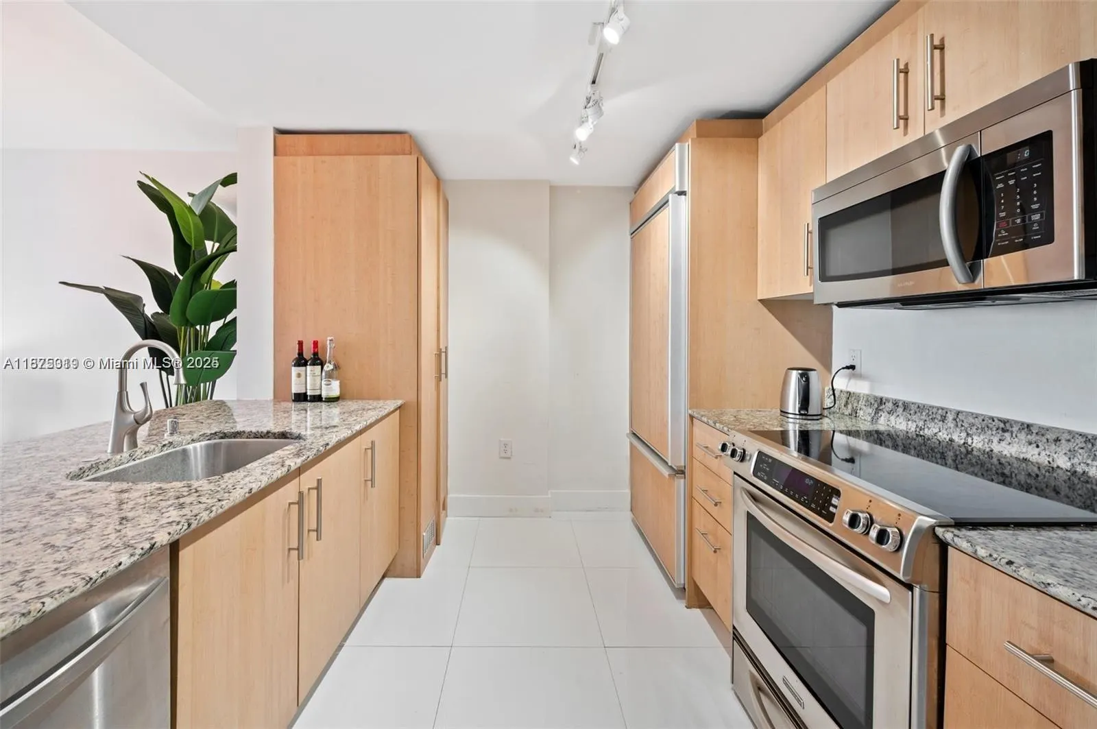 10275 Collins Ave, #526