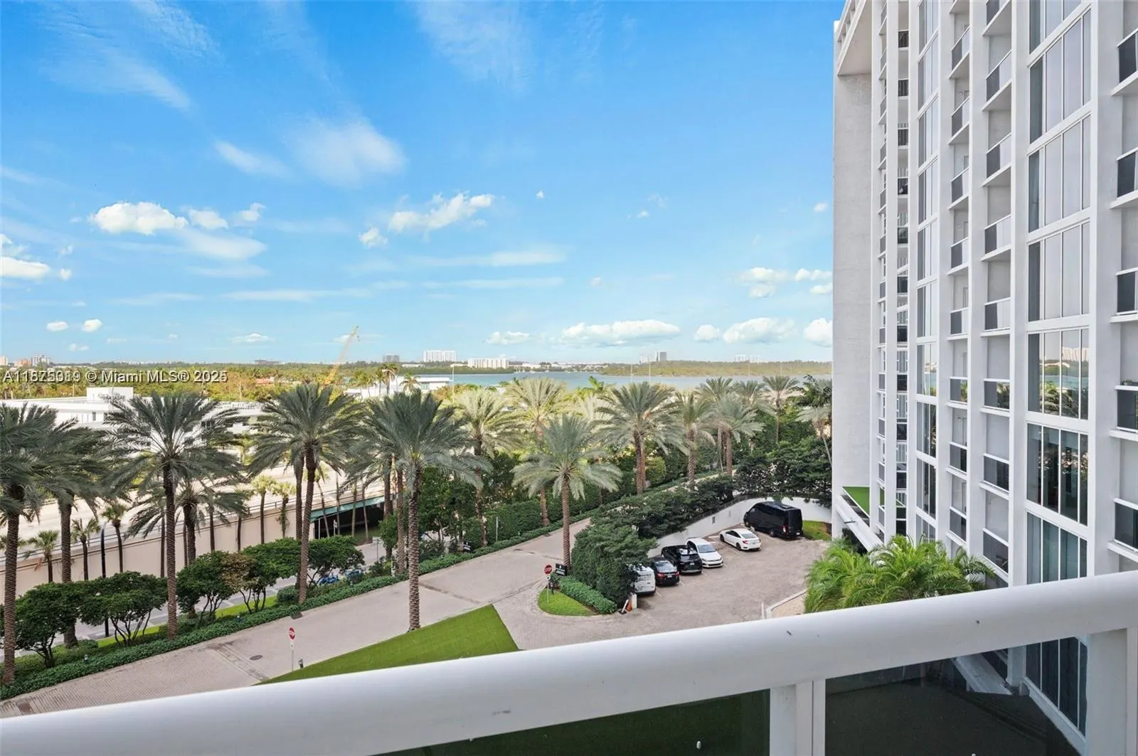 10275 Collins Ave, #526