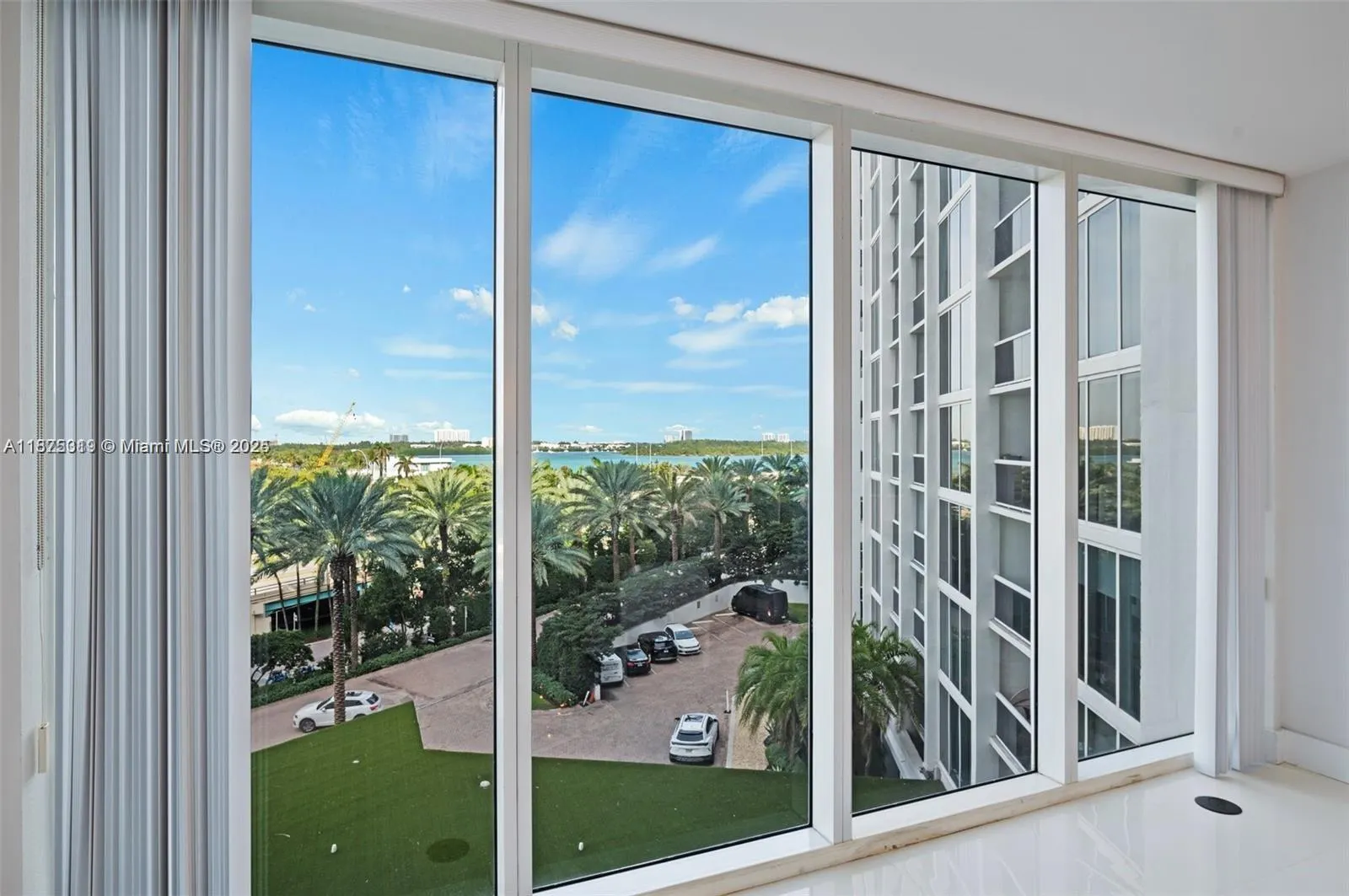 10275 Collins Ave, #526