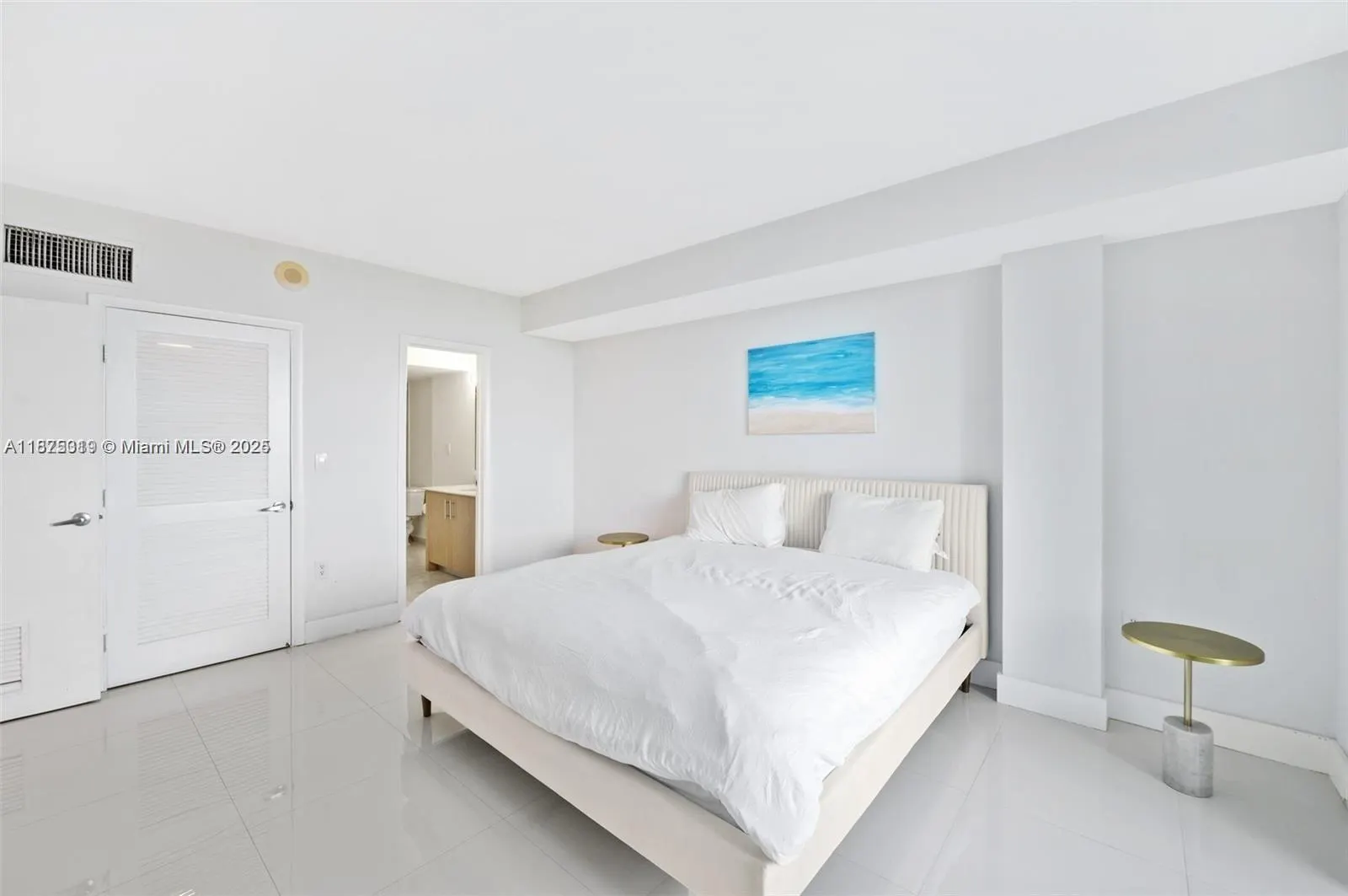 10275 Collins Ave, #526