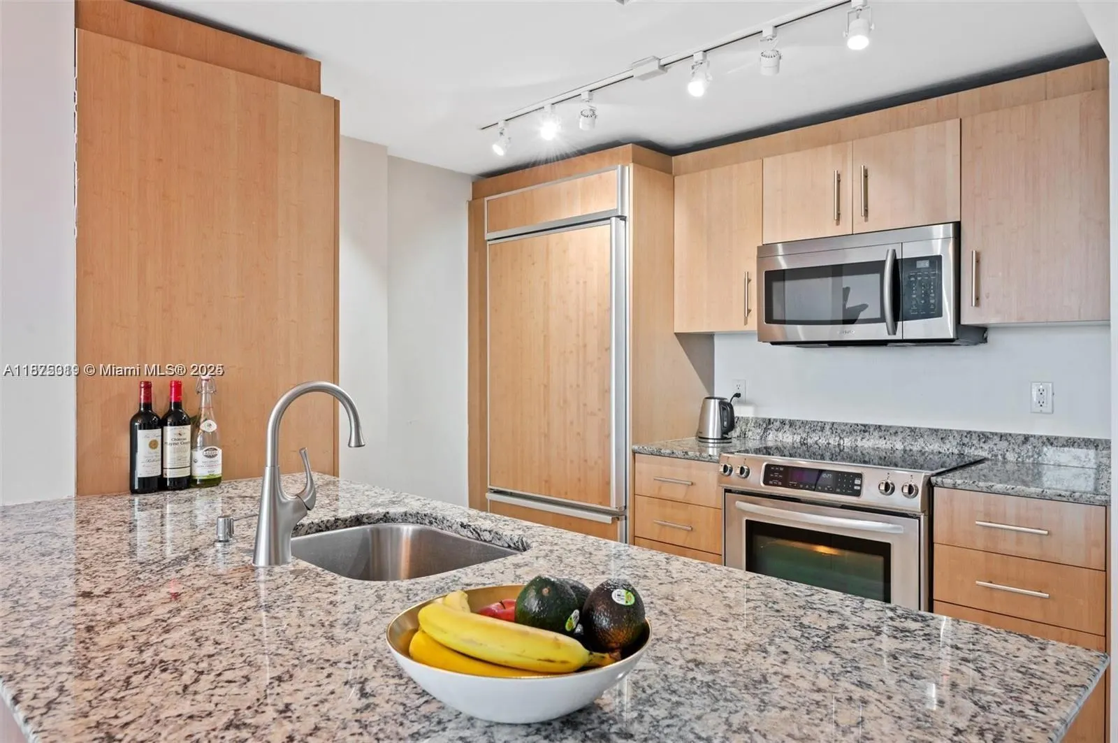 10275 Collins Ave, #526