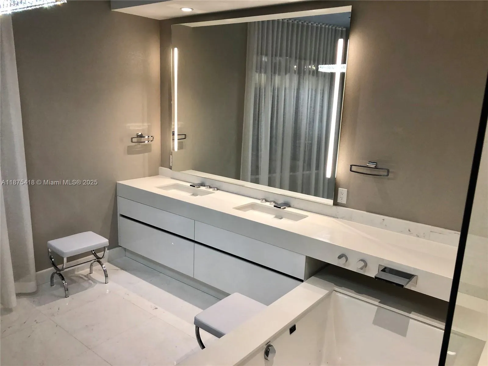 18555 Collins Ave, #2903