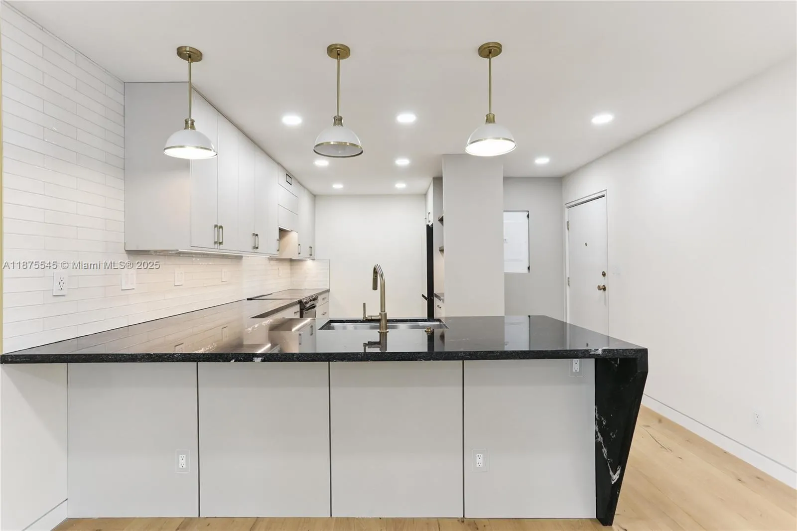 100 Edgewater Dr, #142