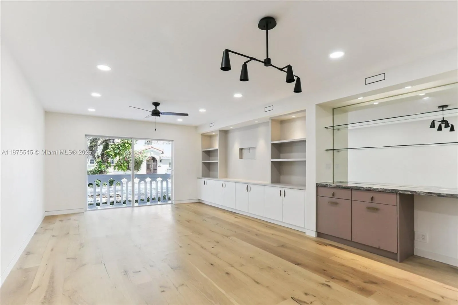 100 Edgewater Dr, #142