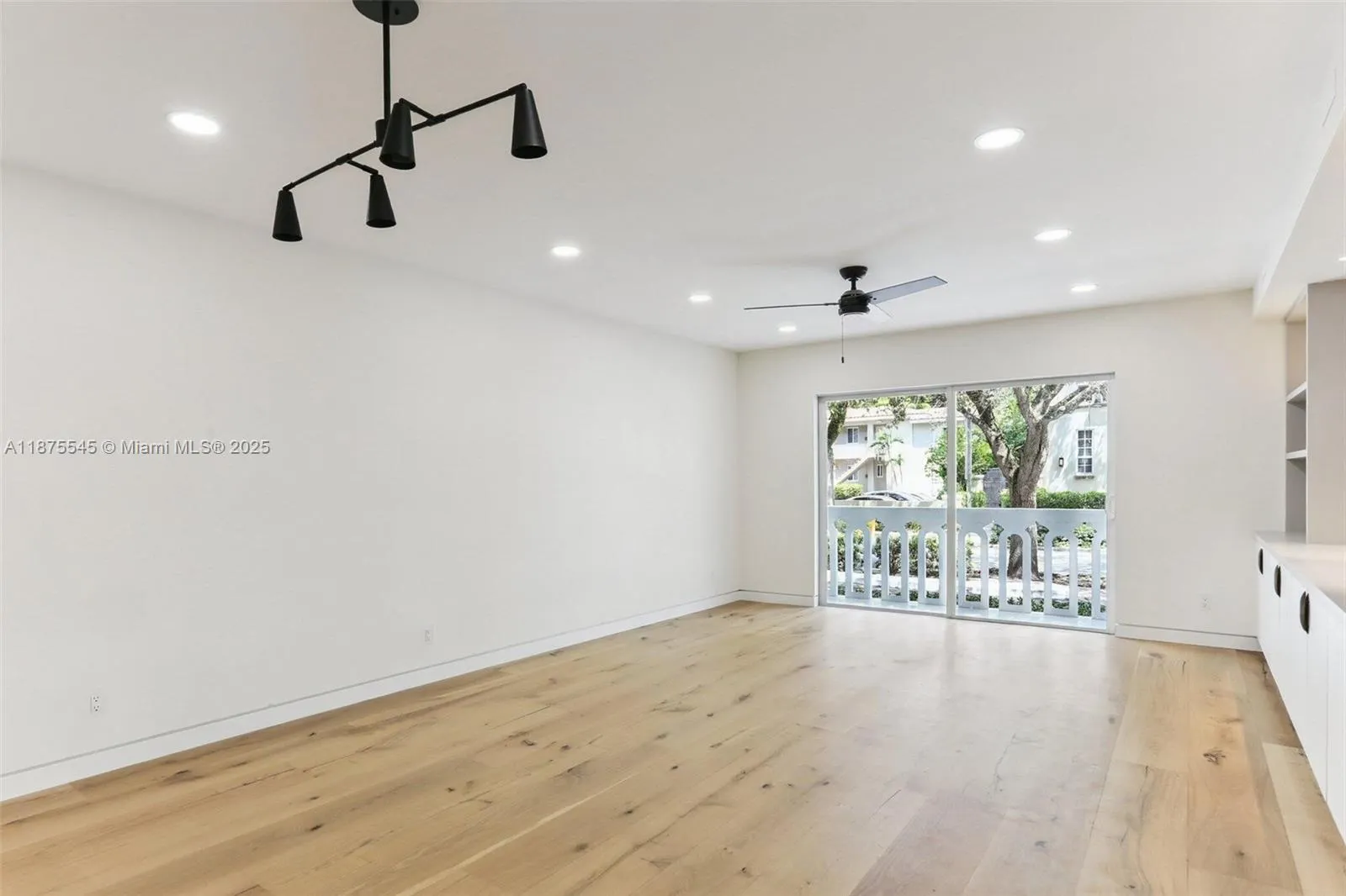 100 Edgewater Dr, #142