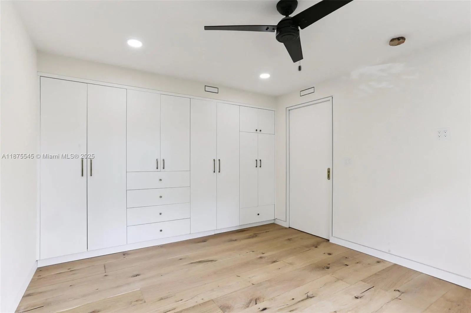 100 Edgewater Dr, #142