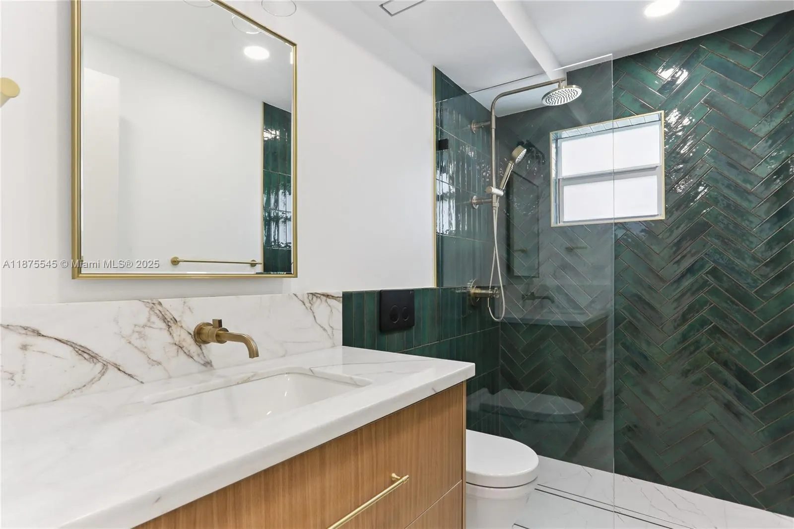 100 Edgewater Dr, #142