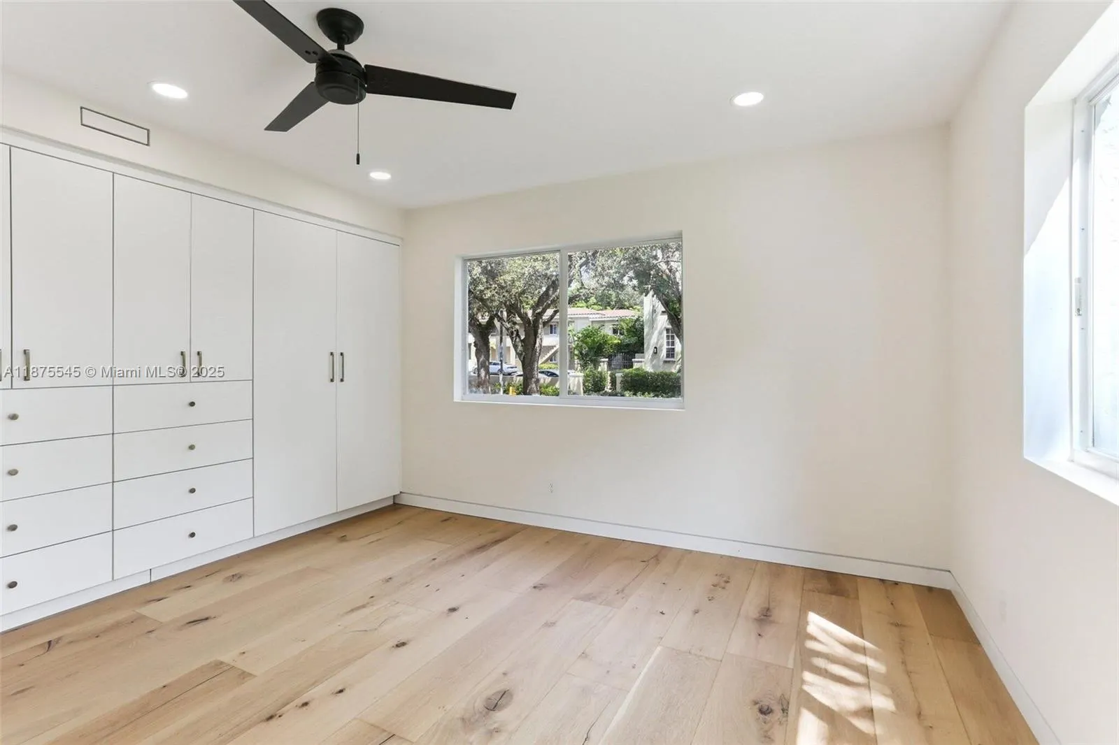 100 Edgewater Dr, #142