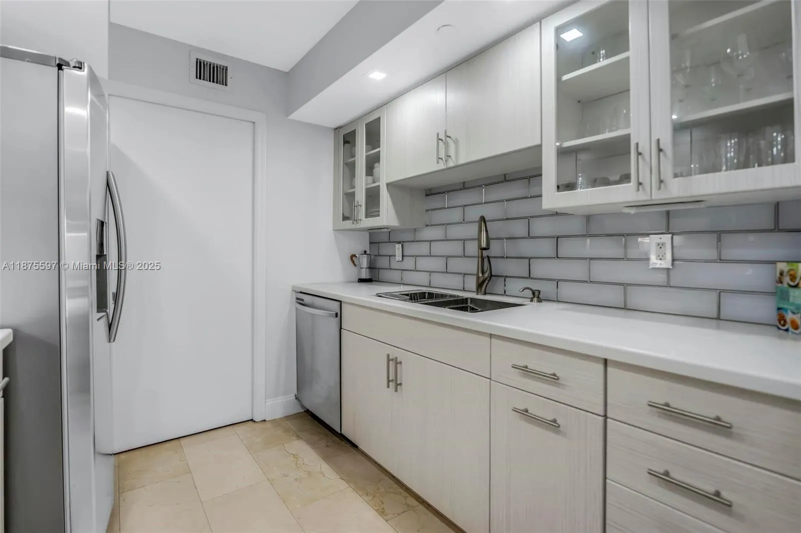 6917 Collins Ave, #1420