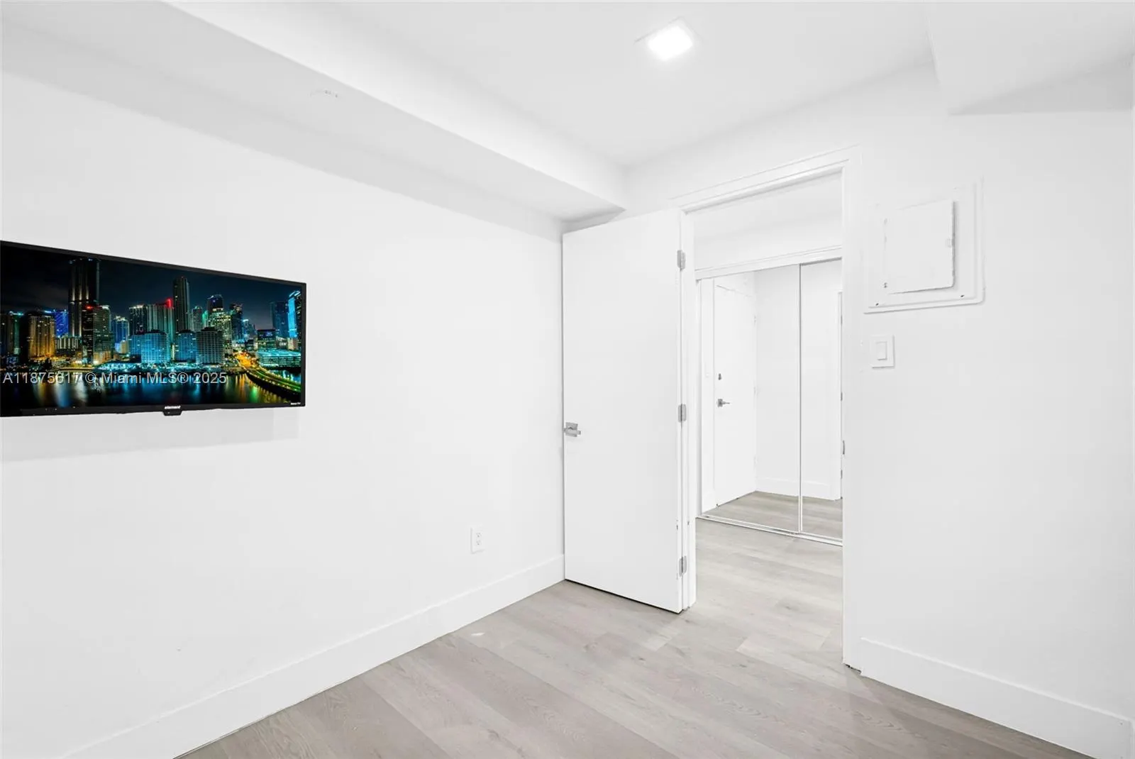1000 West Ave, #224
