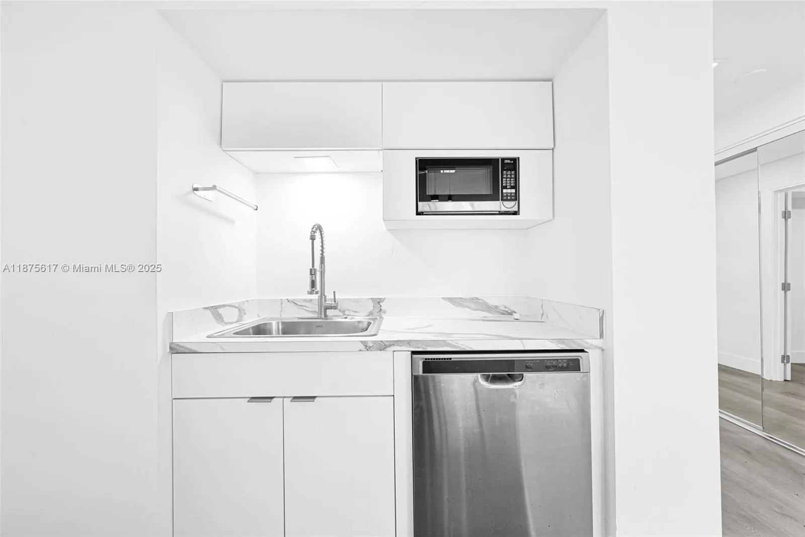 1000 West Ave, #224