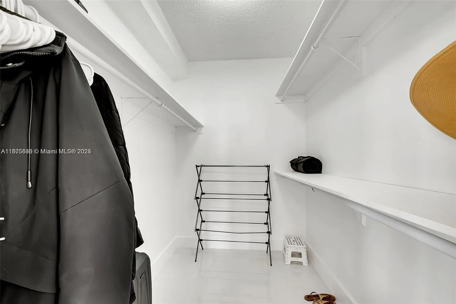 5601 Collins Ave, #925