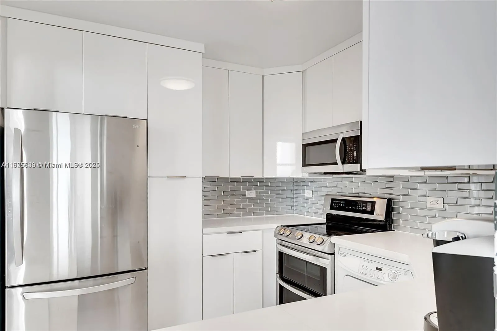 5601 Collins Ave, #925