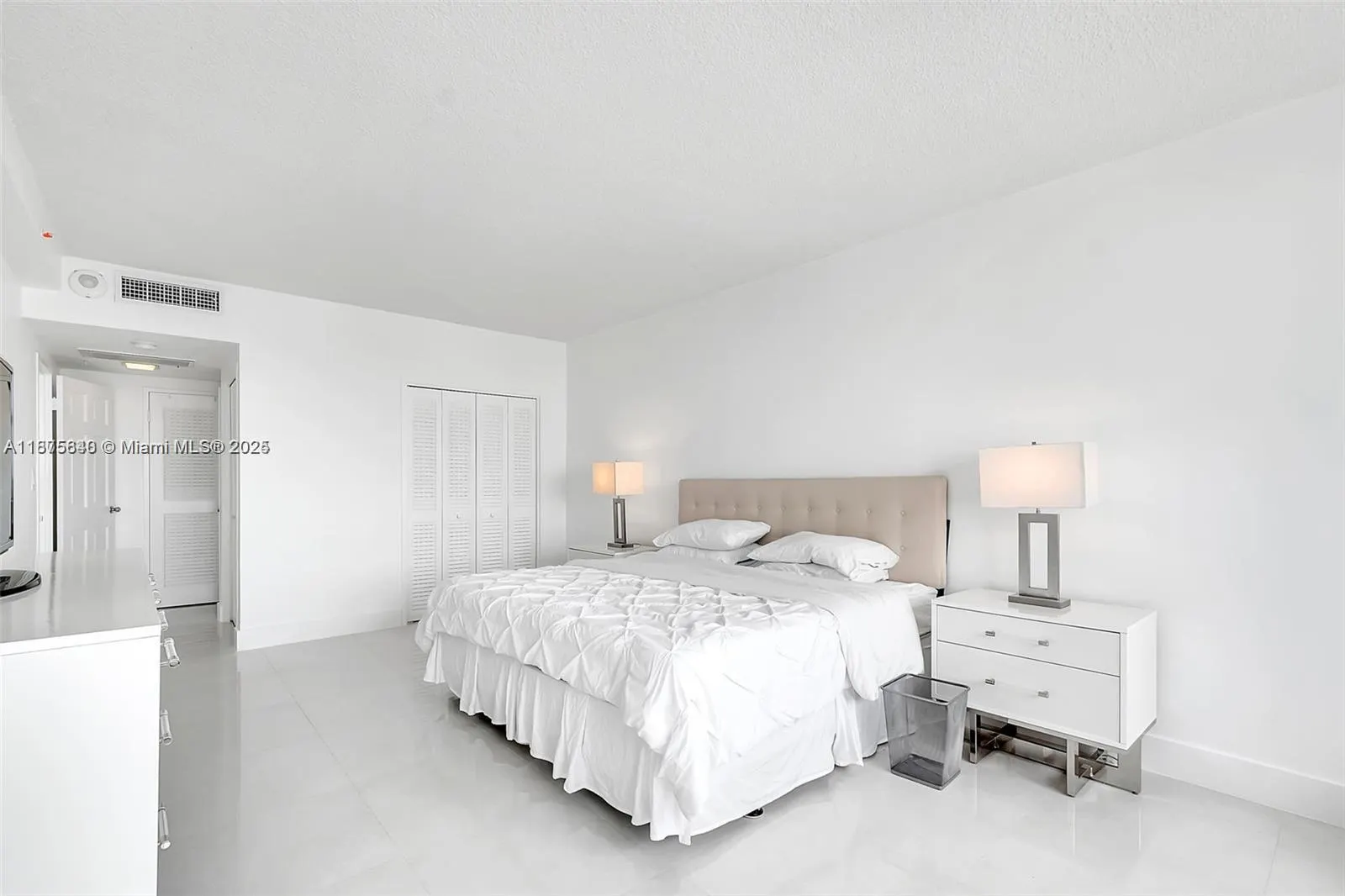 5601 Collins Ave, #925