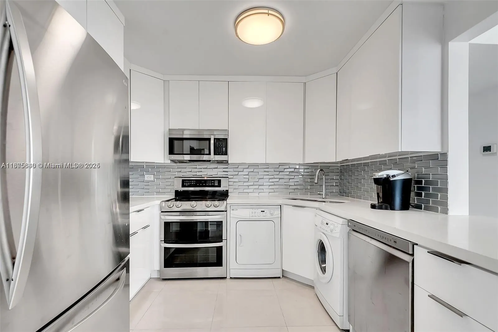 5601 Collins Ave, #925