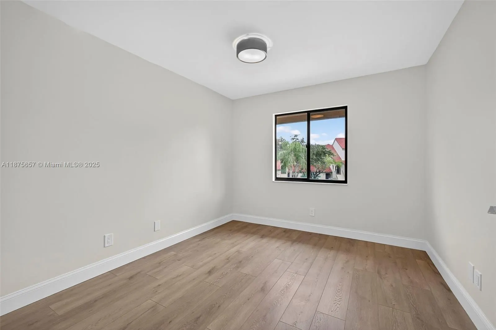 19 W Lexington Ln W, #E