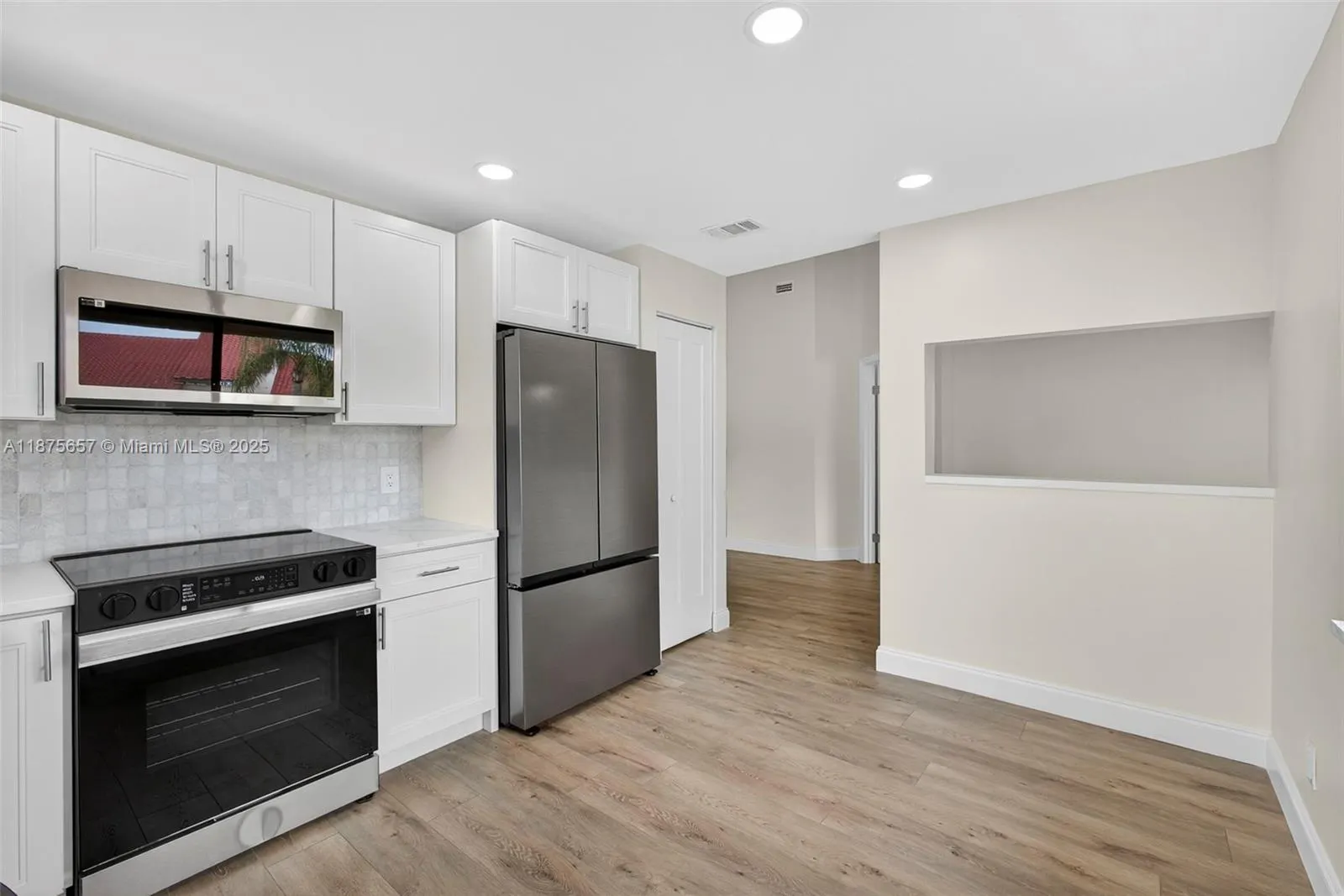 19 W Lexington Ln W, #E