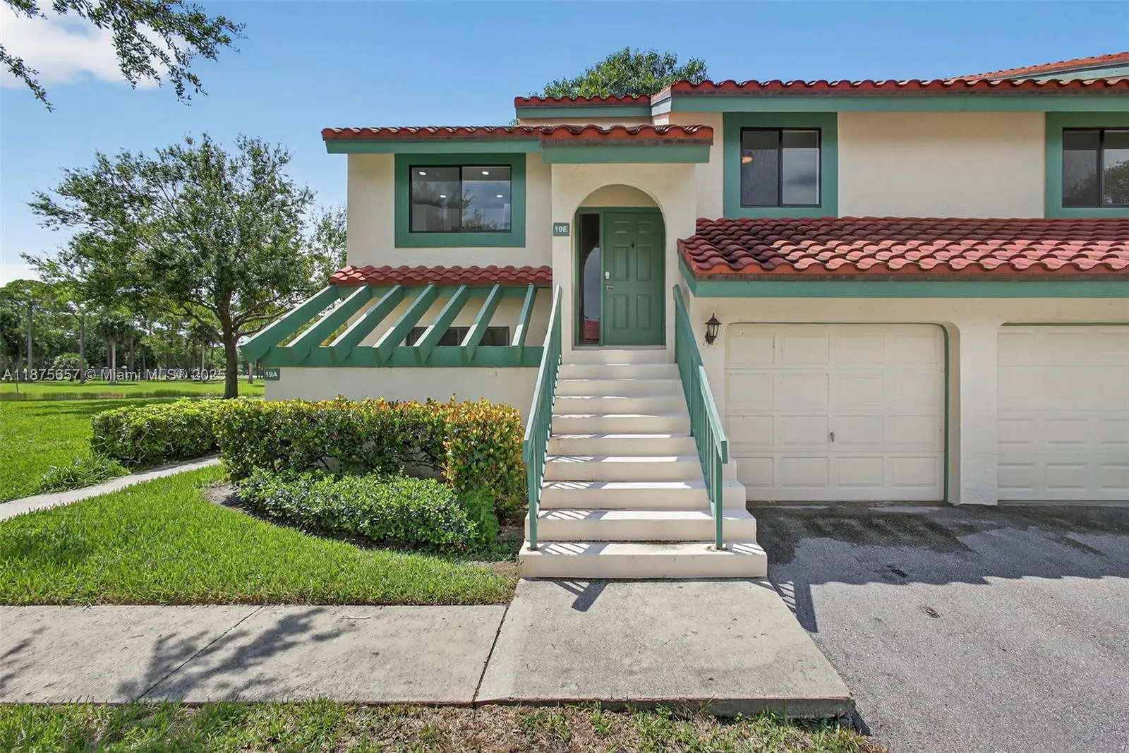 19 W Lexington Ln W, #E