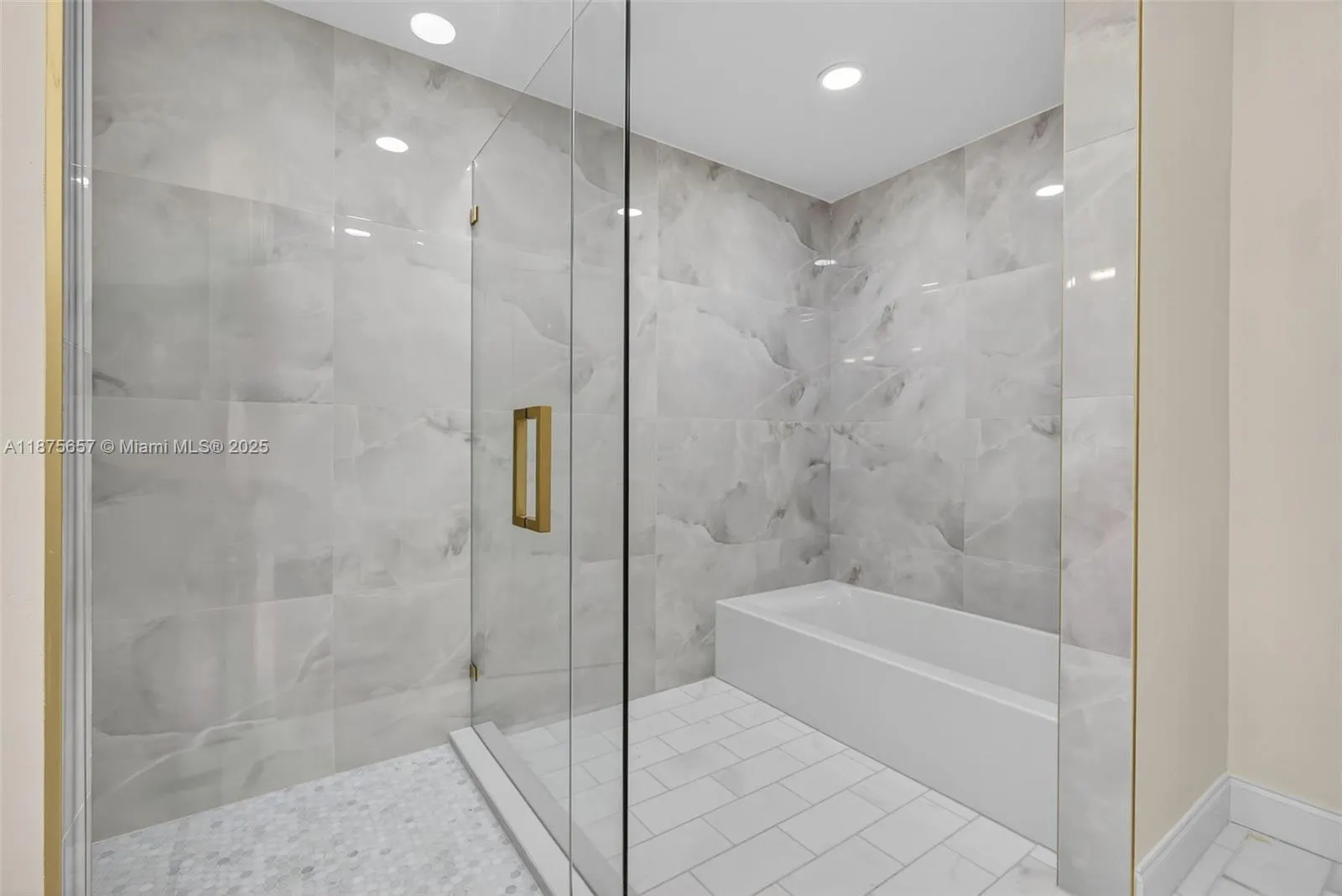 19 W Lexington Ln W, #E