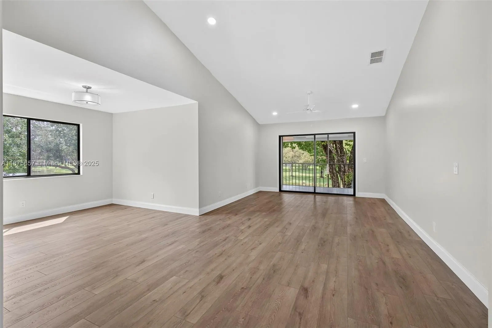 19 W Lexington Ln W, #E