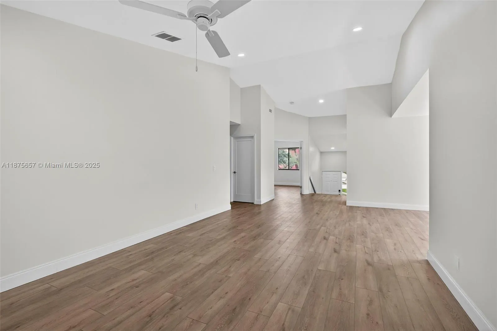 19 W Lexington Ln W, #E
