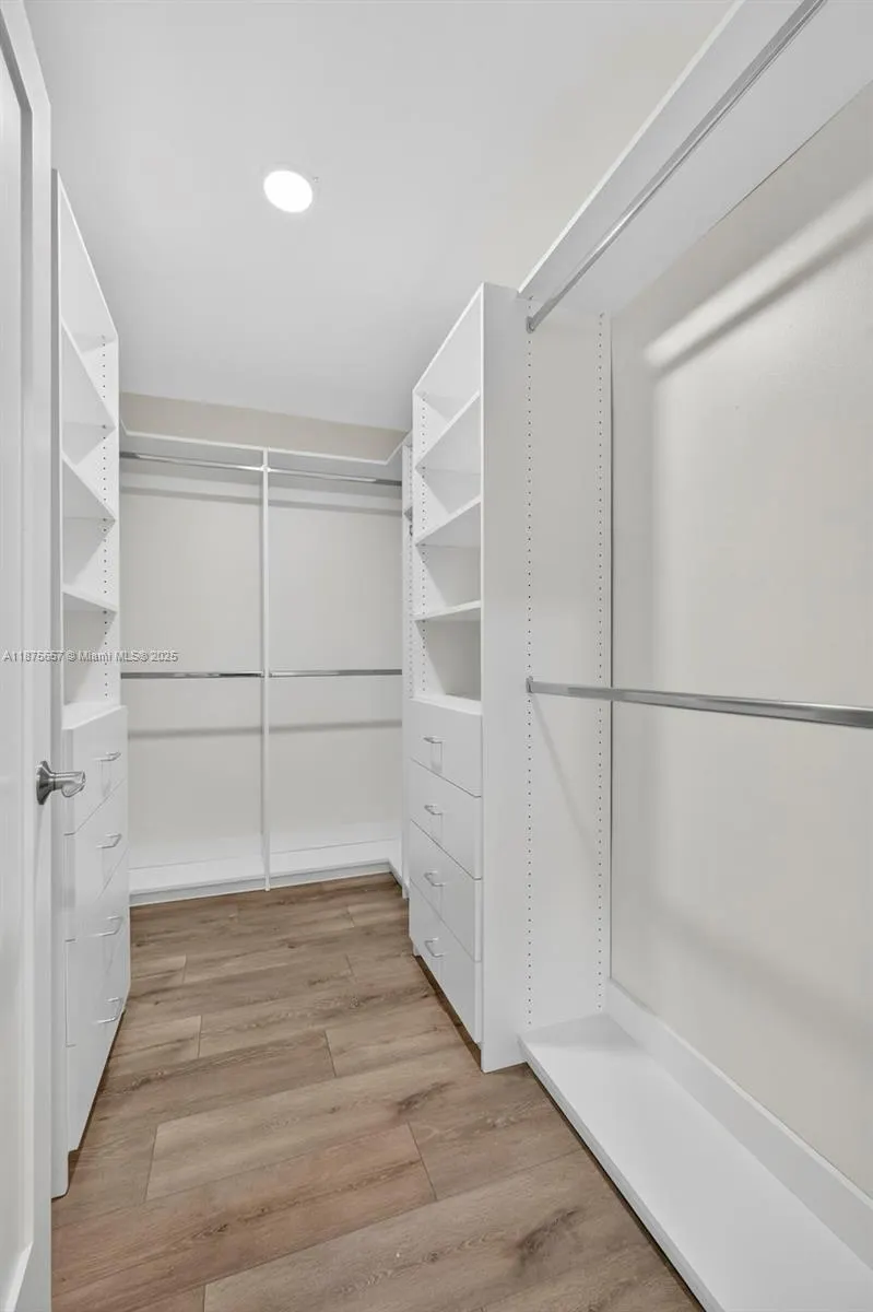 19 W Lexington Ln W, #E