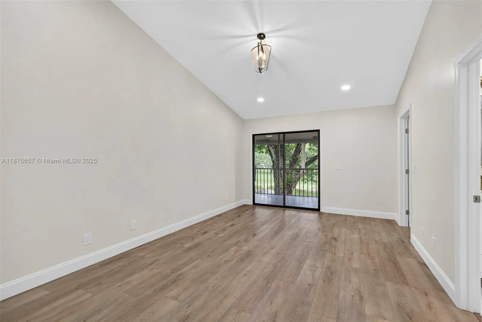 19 W Lexington Ln W, #E