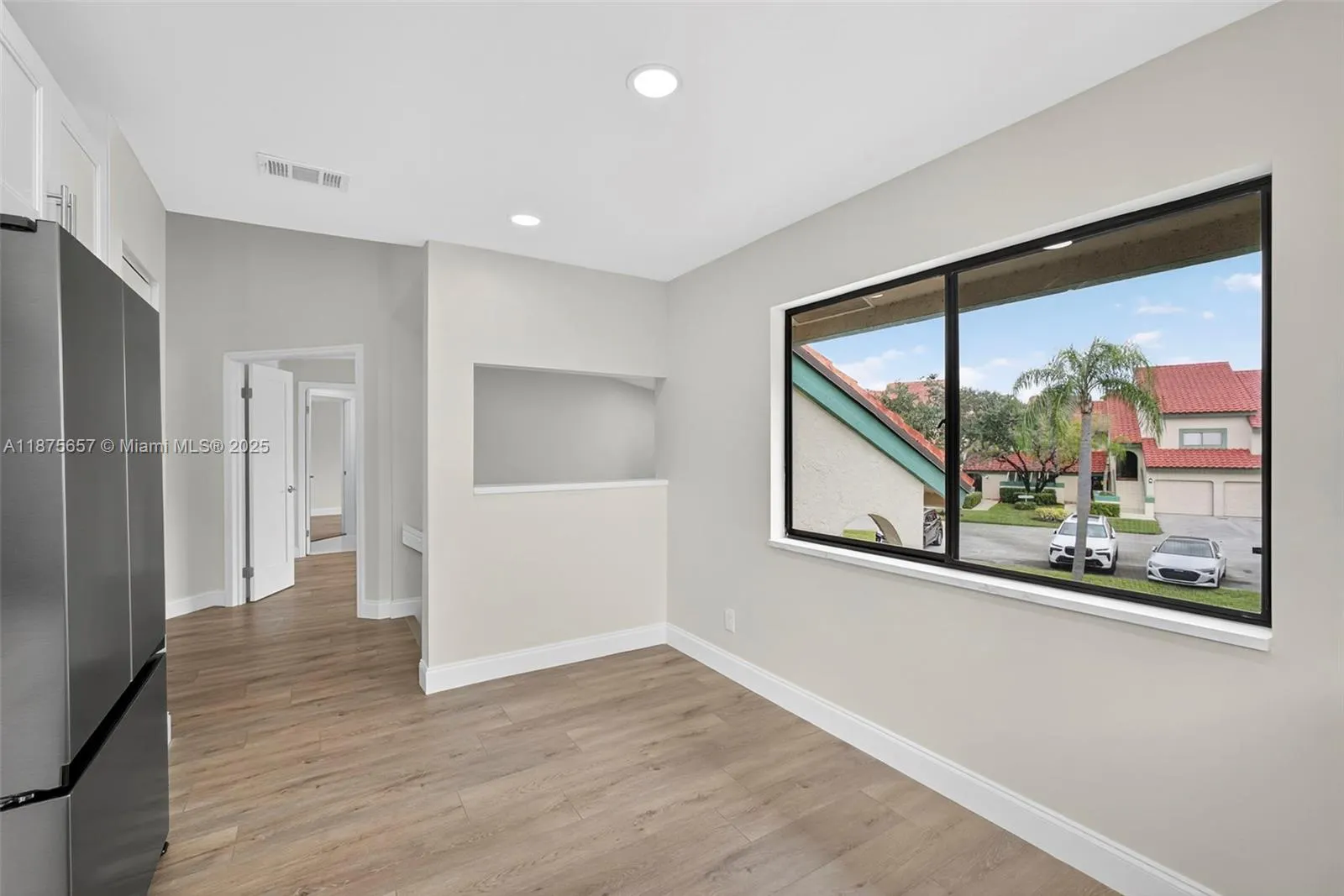 19 W Lexington Ln W, #E