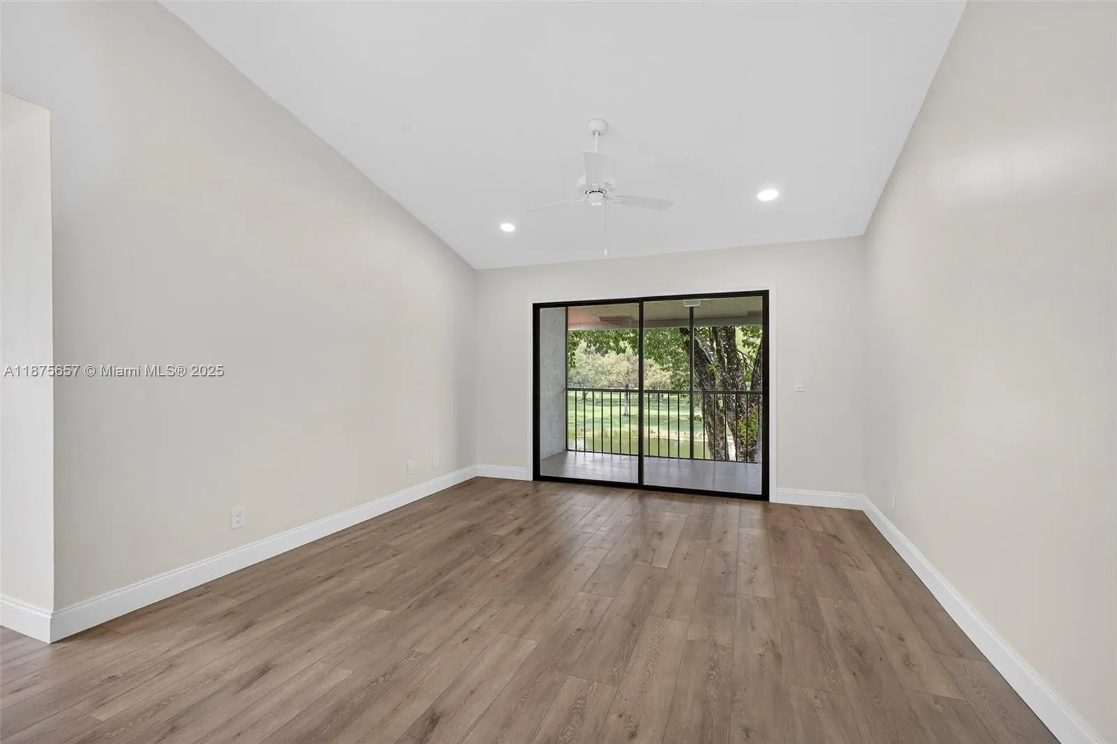 19 W Lexington Ln W, #E