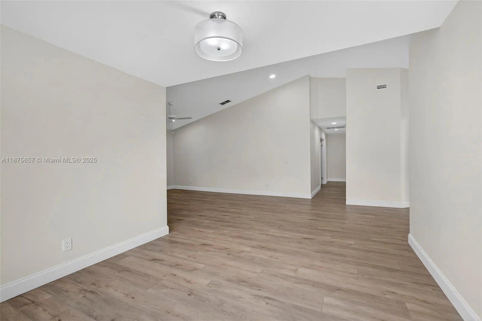 19 W Lexington Ln W, #E