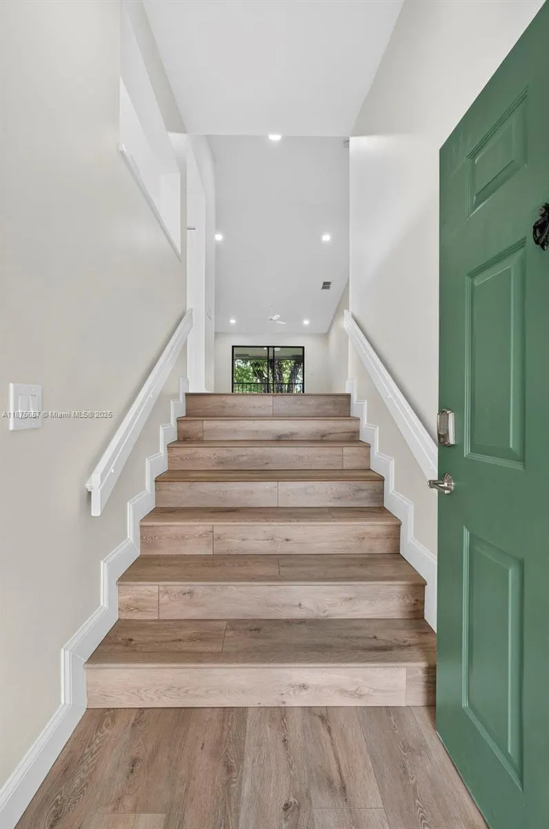 19 W Lexington Ln W, #E