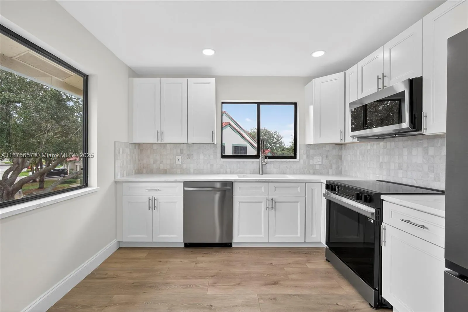 19 W Lexington Ln W, #E
