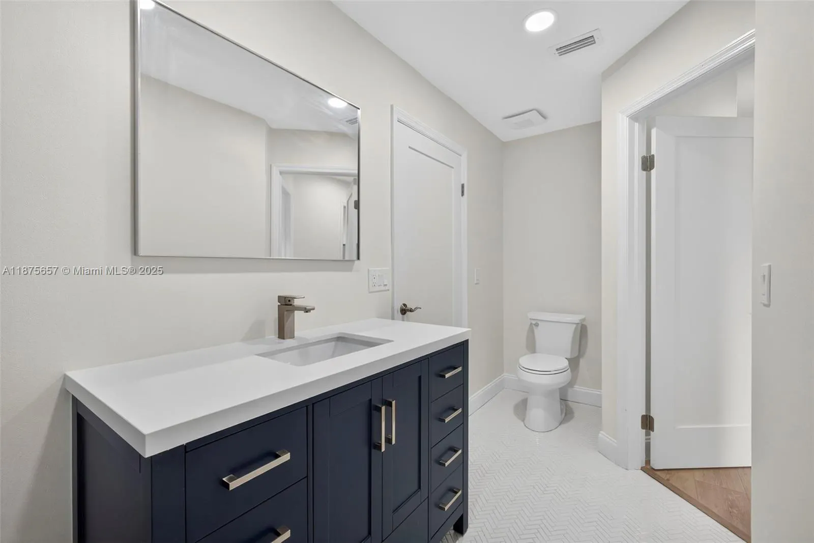 19 W Lexington Ln W, #E