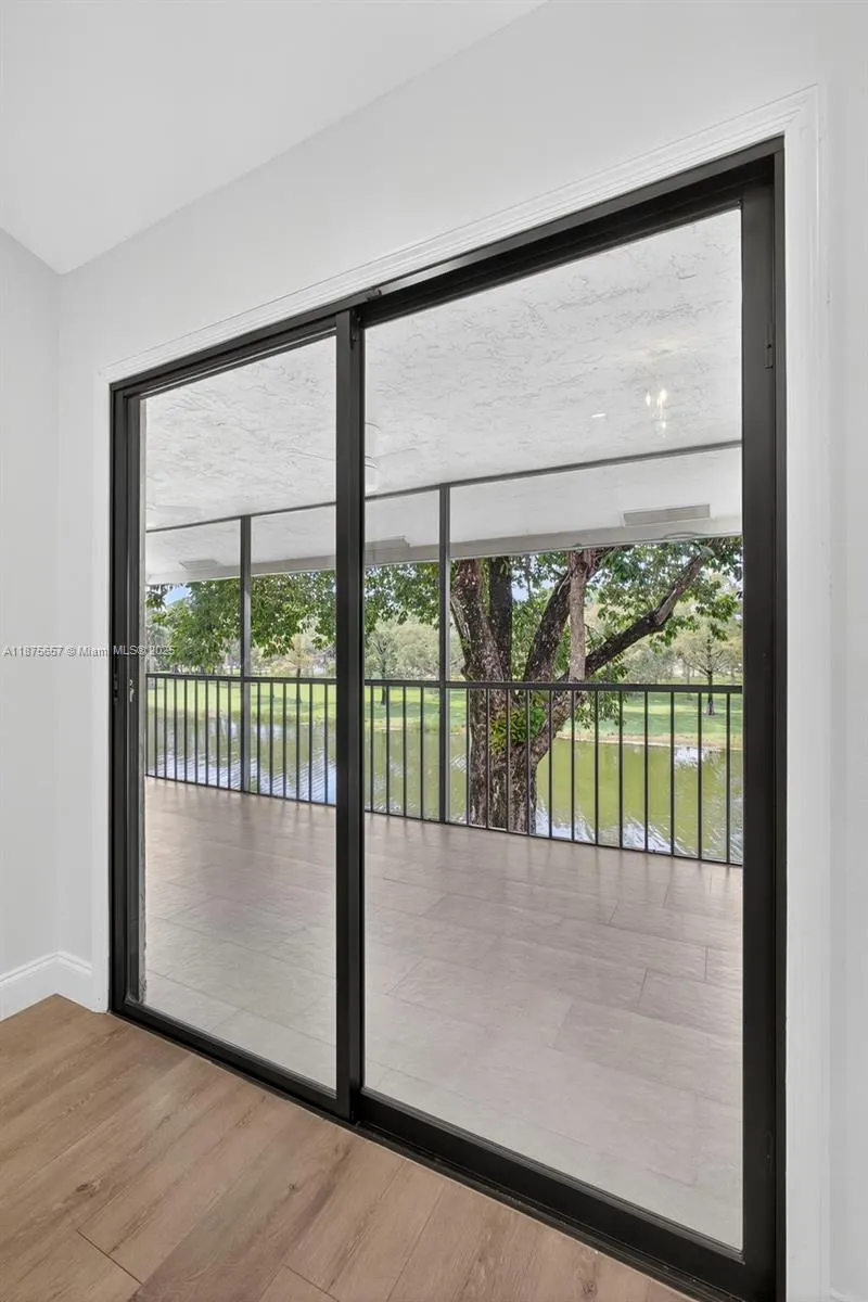 19 W Lexington Ln W, #E