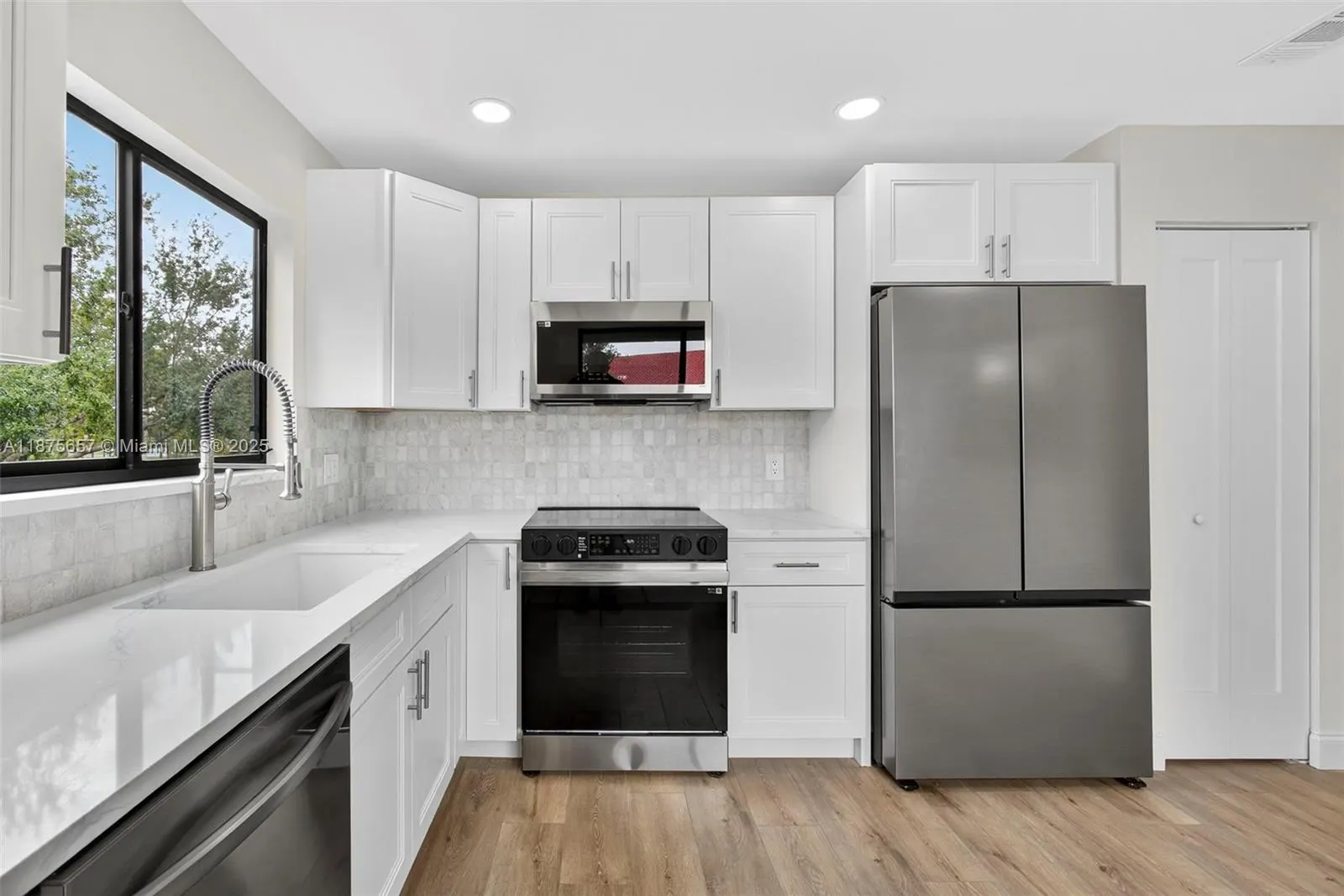 19 W Lexington Ln W, #E