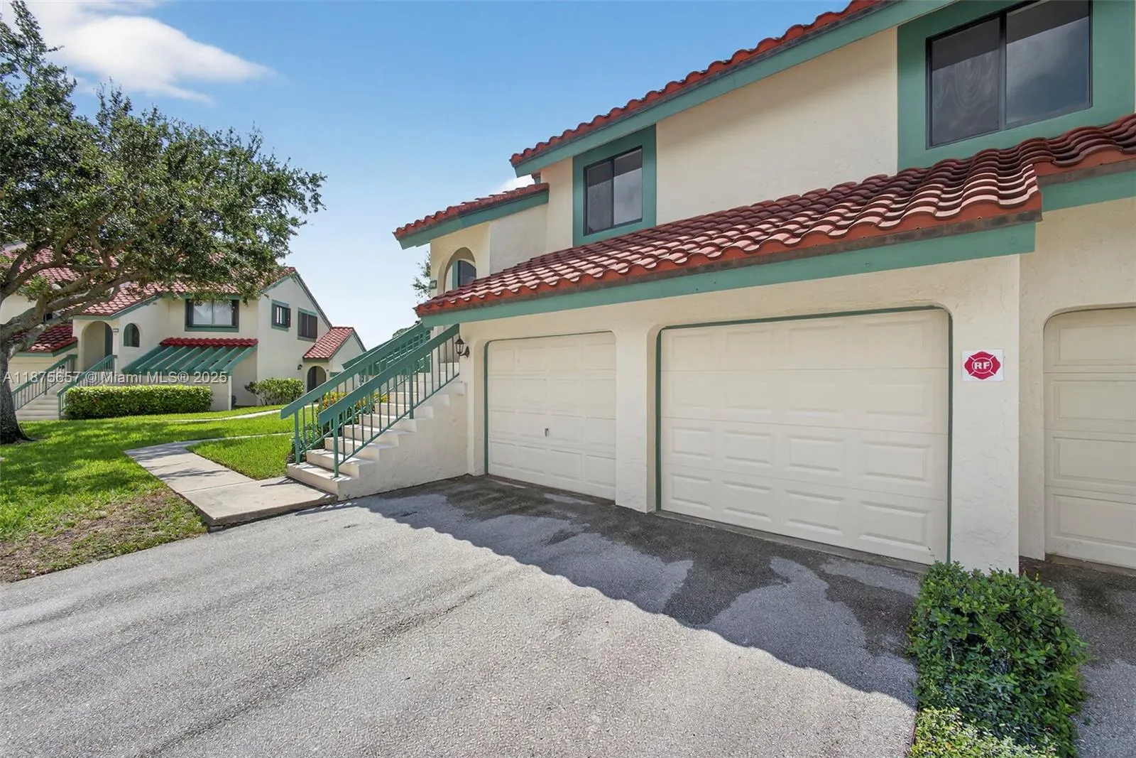 19 W Lexington Ln W, #E