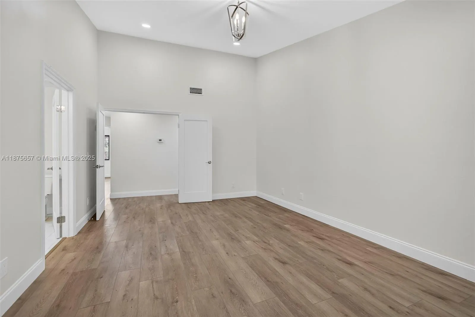 19 W Lexington Ln W, #E