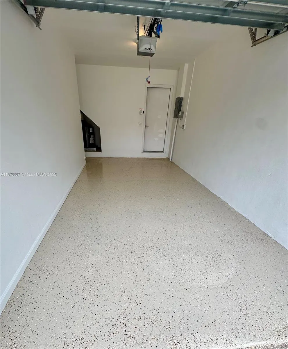 19 W Lexington Ln W, #E
